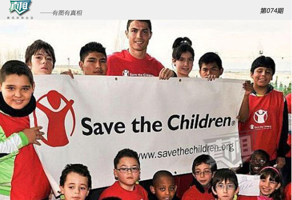 球迷冲进球场拥抱c罗_c罗球场收入(2)