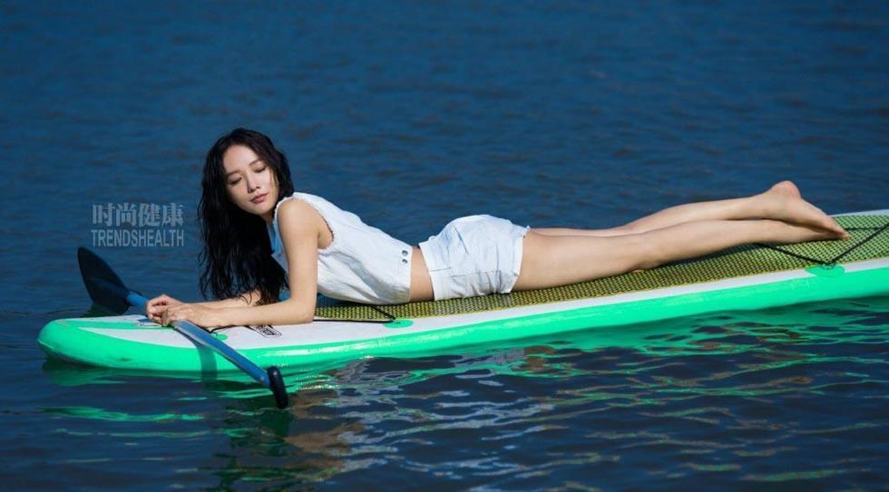 王珞丹拍写真玩赛艇 身材健美大秀长腿