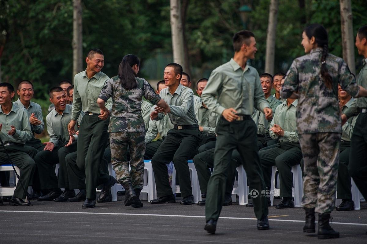 探访北京阅兵村:士兵戴号牌走队 可唱k看话剧