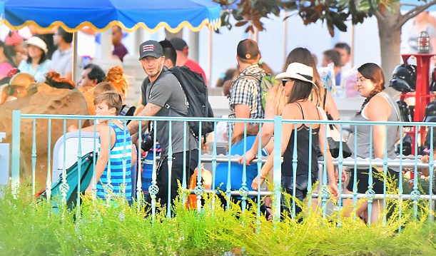 小贝夫妇秀恩爱 携子女逛迪士尼 小七不愿下地