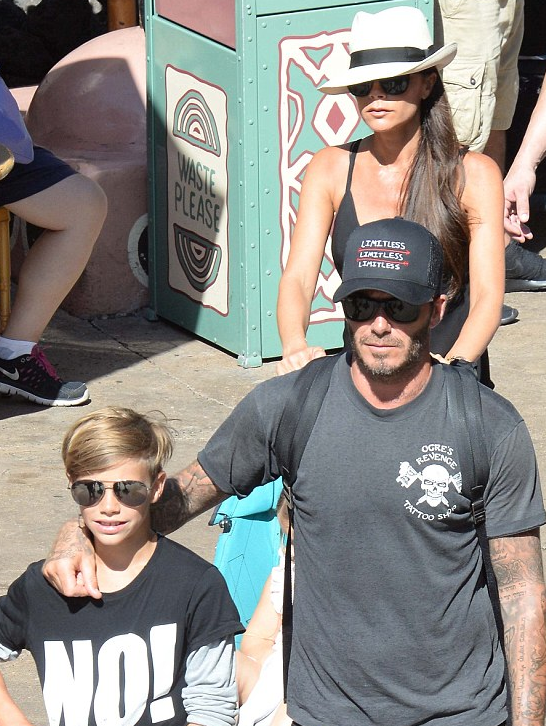 小贝夫妇秀恩爱 携子女逛迪士尼 小七不愿下地