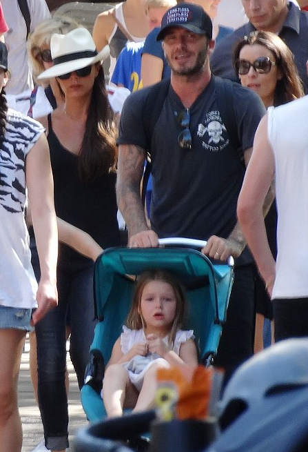 小贝夫妇秀恩爱 携子女逛迪士尼 小七不愿下地