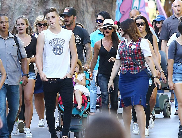 小贝夫妇秀恩爱 携子女逛迪士尼 小七不愿下地