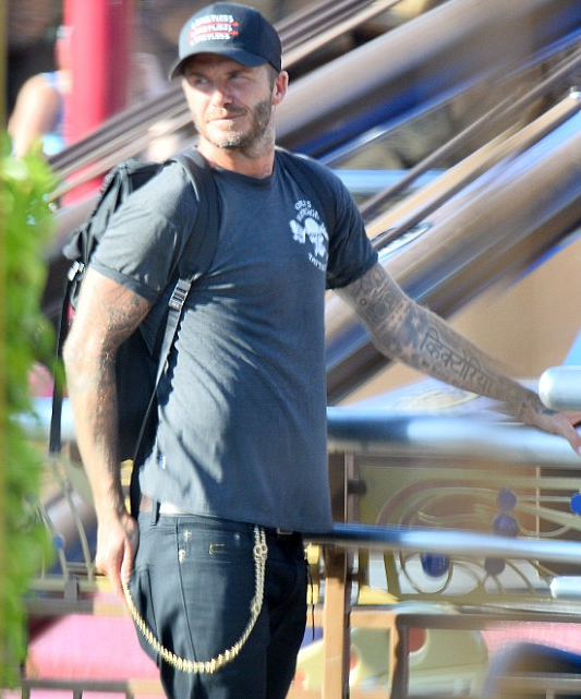 小贝夫妇秀恩爱 携子女逛迪士尼 小七不愿下地