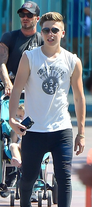 小贝夫妇秀恩爱 携子女逛迪士尼 小七不愿下地