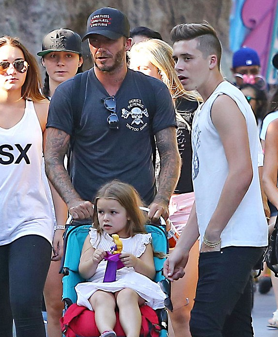 小贝夫妇秀恩爱 携子女逛迪士尼 小七不愿下地