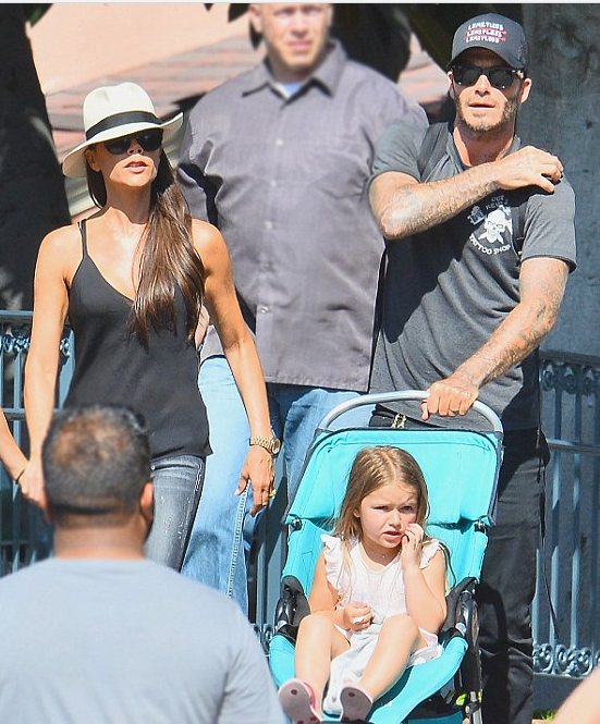 小贝夫妇秀恩爱 携子女逛迪士尼 小七不愿下地