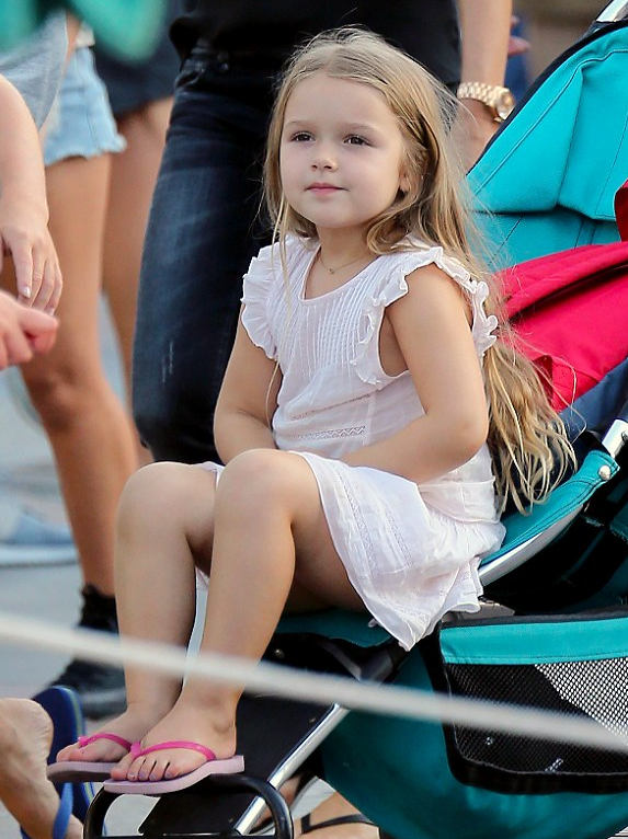 小贝夫妇秀恩爱 携子女逛迪士尼 小七不愿下地