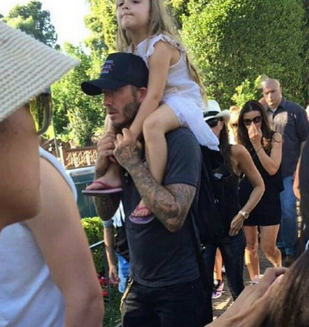 小贝夫妇秀恩爱 携子女逛迪士尼 小七不愿下地