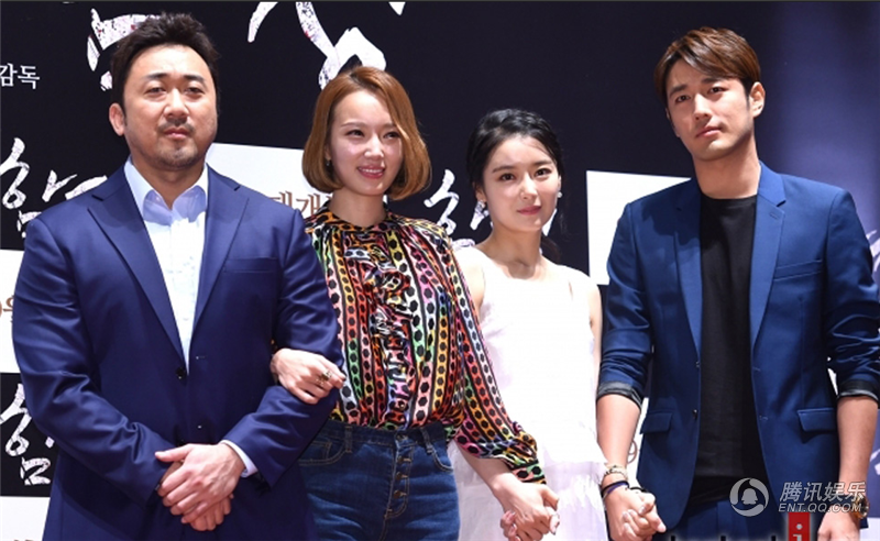 韩女星金敏京电影试映会迟到 边道歉边痛哭流涕 6张