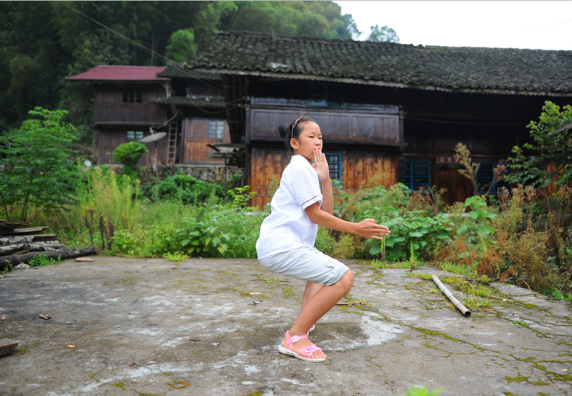 贵州&quot;异村&quot;人人练武 花甲老人健步如飞(高清组图)