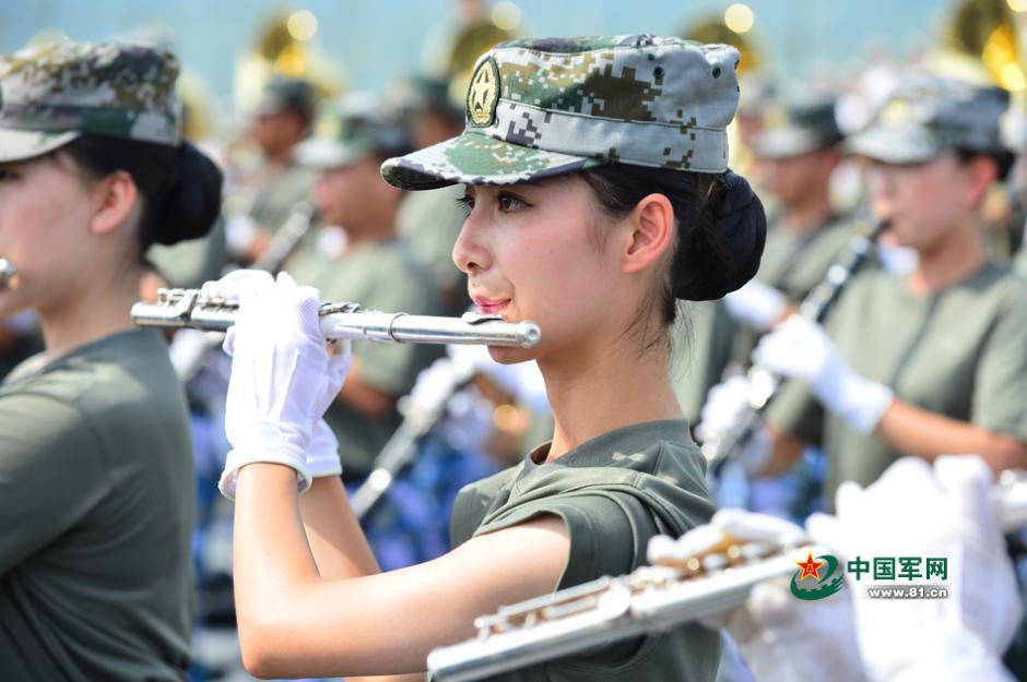 探秘阅兵联合军乐团训练 女兵上形体课(高清组图)