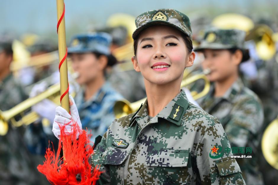 探秘阅兵联合军乐团训练 女兵上形体课(高清组图)