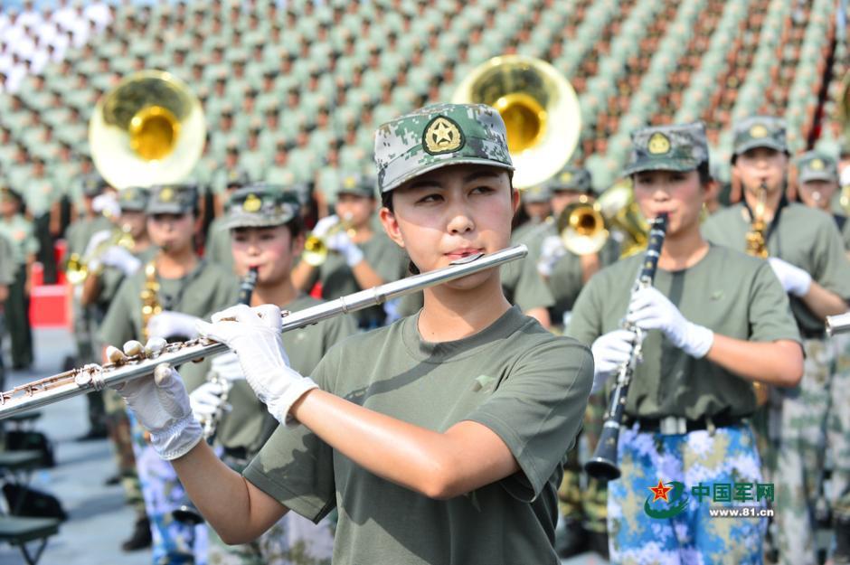 探秘阅兵联合军乐团训练 女兵上形体课(高清组图)