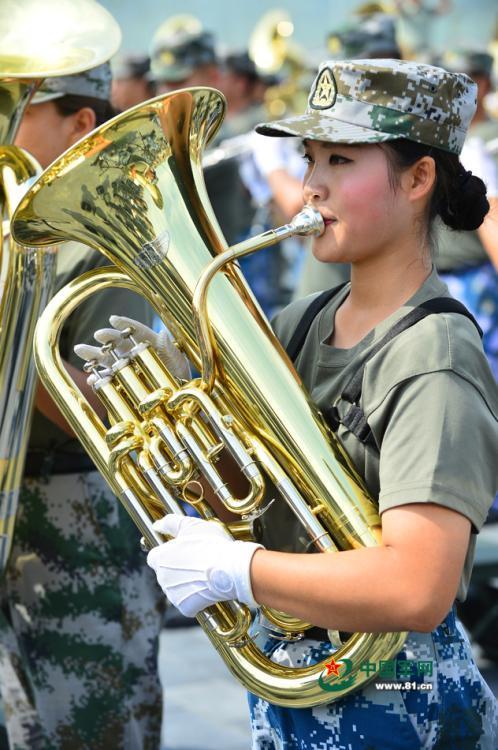 探秘阅兵联合军乐团训练 女兵上形体课(高清组图)