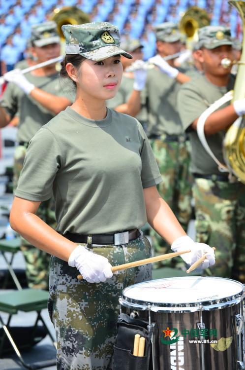 探秘阅兵联合军乐团训练 女兵上形体课(高清组图)