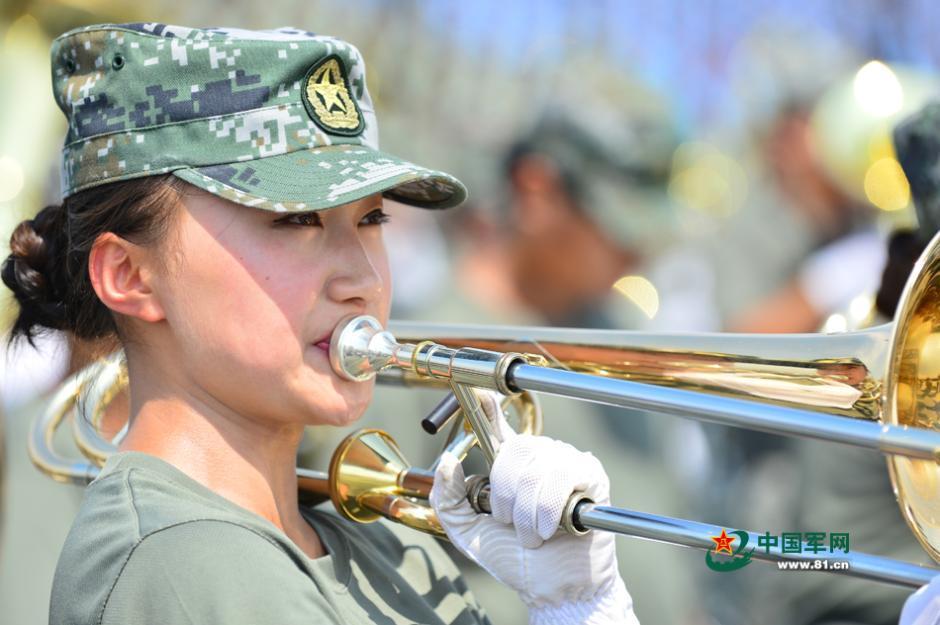 探秘阅兵联合军乐团训练 女兵上形体课(高清组图)