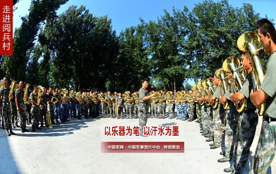 探秘阅兵联合军乐团训练 女兵上形体课(高清组图)