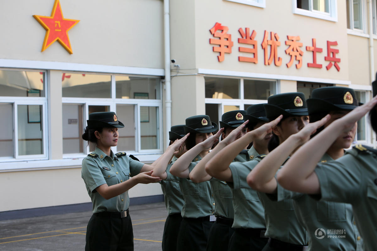 【中国人的一天】“阅兵姐”的正步青春