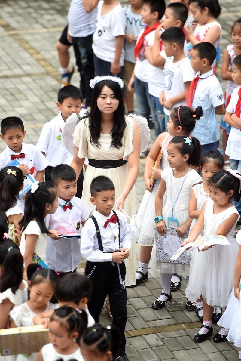 河南洛阳：一年级新生入学 家长领孩子走红毯(图)