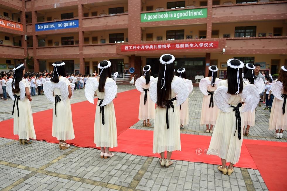 河南洛阳：一年级新生入学 家长领孩子走红毯(图)