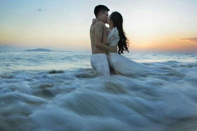 比基尼海滩性感婚纱照 世界那么大就要不一样