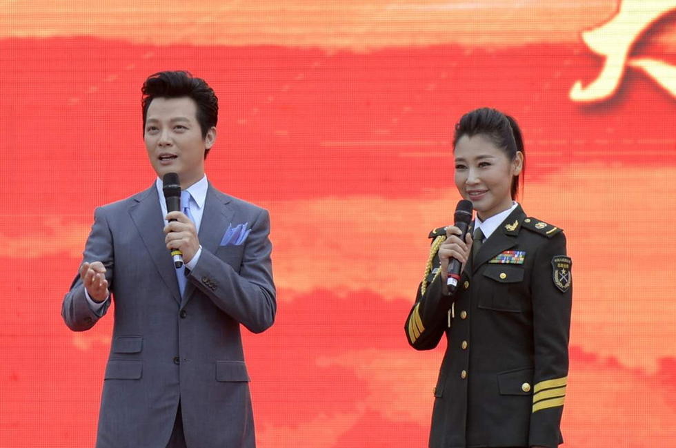 在高亢的合唱《检阅进行曲》、《当那一天来临》歌声中拉开序幕.