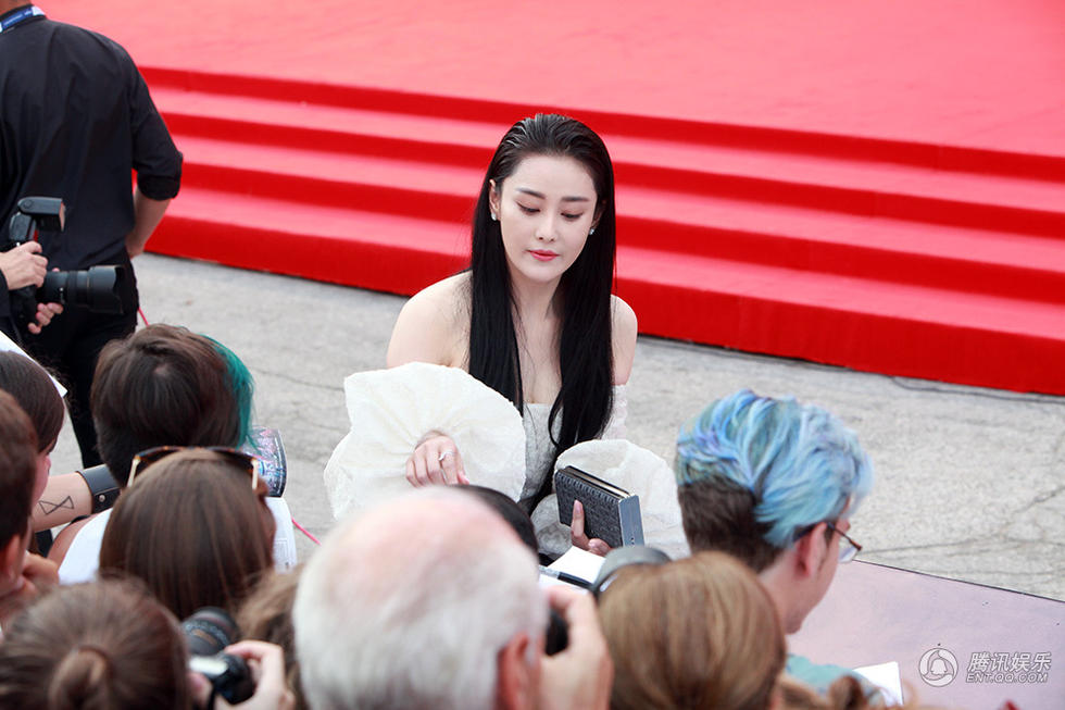 威尼斯电影节开幕红毯 张馨予改走白衣仙女路线|手机广西网