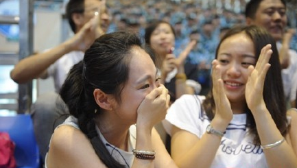 男友参加阅兵去了 她在电视机前哭得稀里哗啦(图)