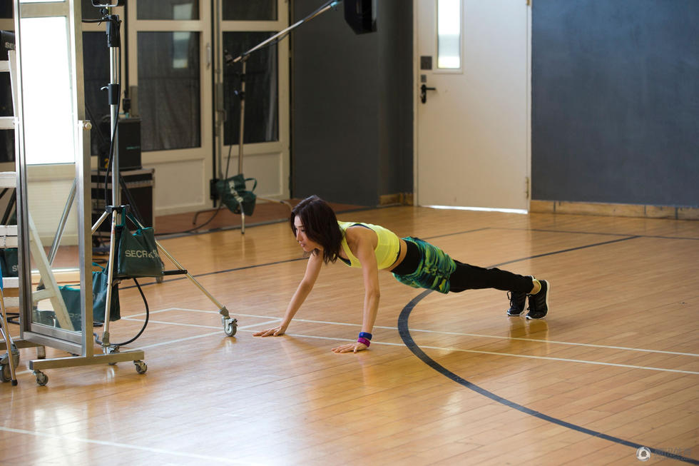 郑秀文拍运动广告大秀<em>马甲线 动作</em>高难架势足