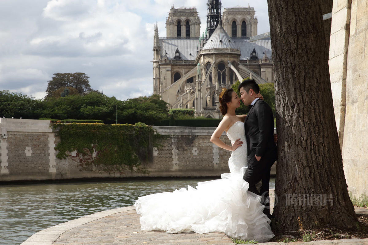 怪兽在巴黎_在巴黎拍的婚纱照