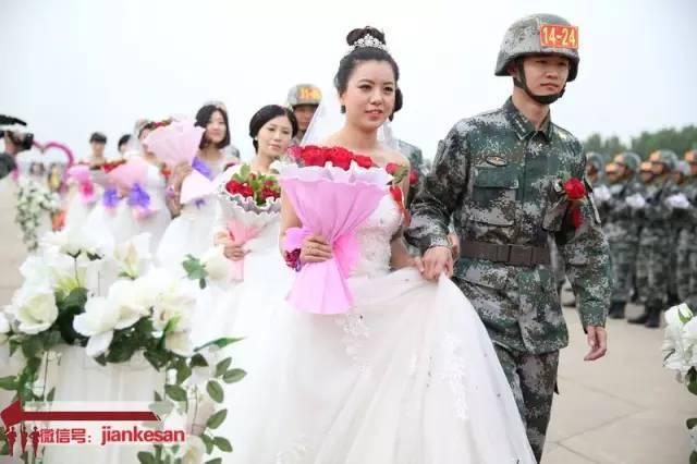 阅兵方队为战士补过集体婚礼 现场浪漫又铁血(图)