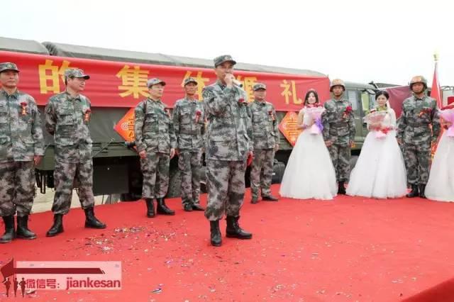 阅兵方队为战士补过集体婚礼 现场浪漫又铁血(图)