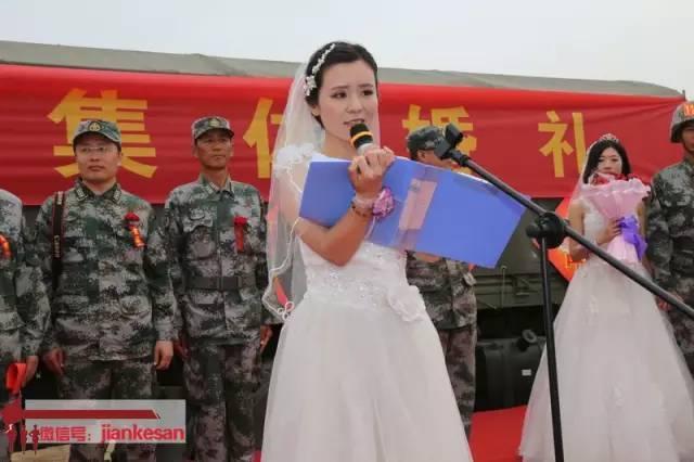 阅兵方队为战士补过集体婚礼 现场浪漫又铁血(图)