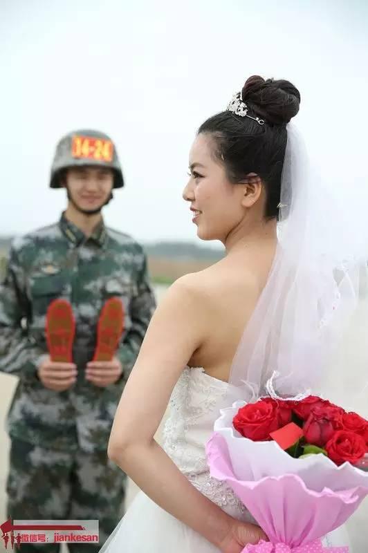 阅兵方队为战士补过集体婚礼 现场浪漫又铁血(图)