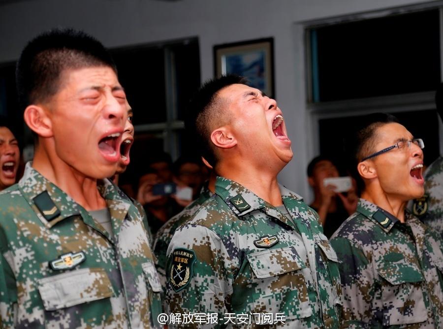 组图:义务兵首次9月退伍 铁汉纷纷落泪