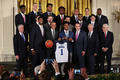 组图：奥巴马接见NCAA篮球冠军 总统获赠球衣