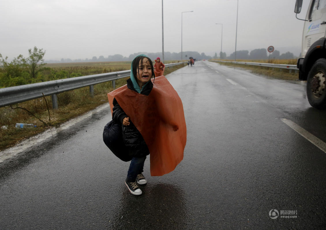 叙利亚难民雨天赶路 跪地乞求进入马其顿(高清图)