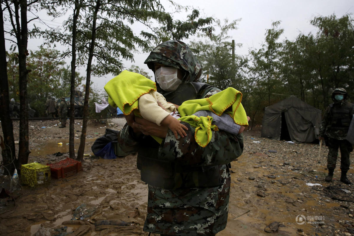 叙利亚难民雨天赶路 跪地乞求进入马其顿(高清图)