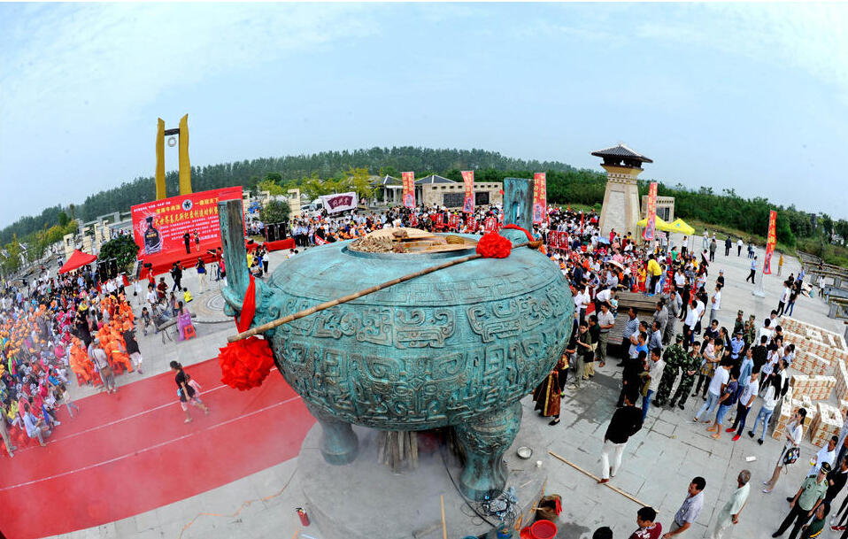 安徽淮南建3.6米高大鼎煮牛肉汤供千人品尝