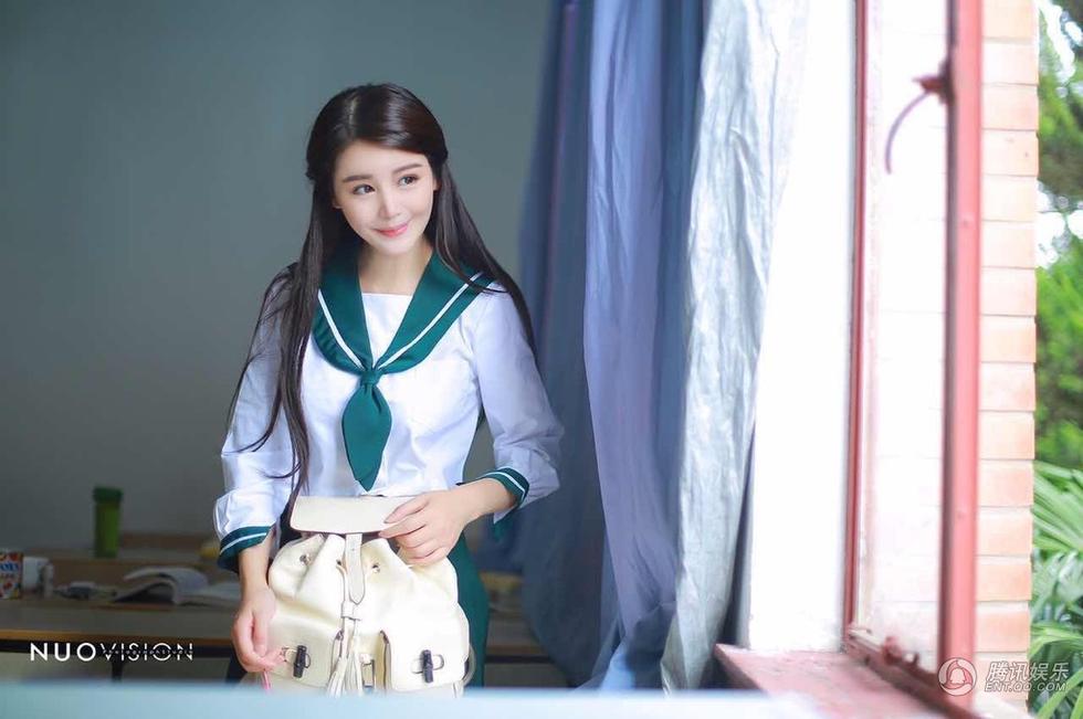 高清:邱璐璠校服写真曝光 清新少女风楚楚动人