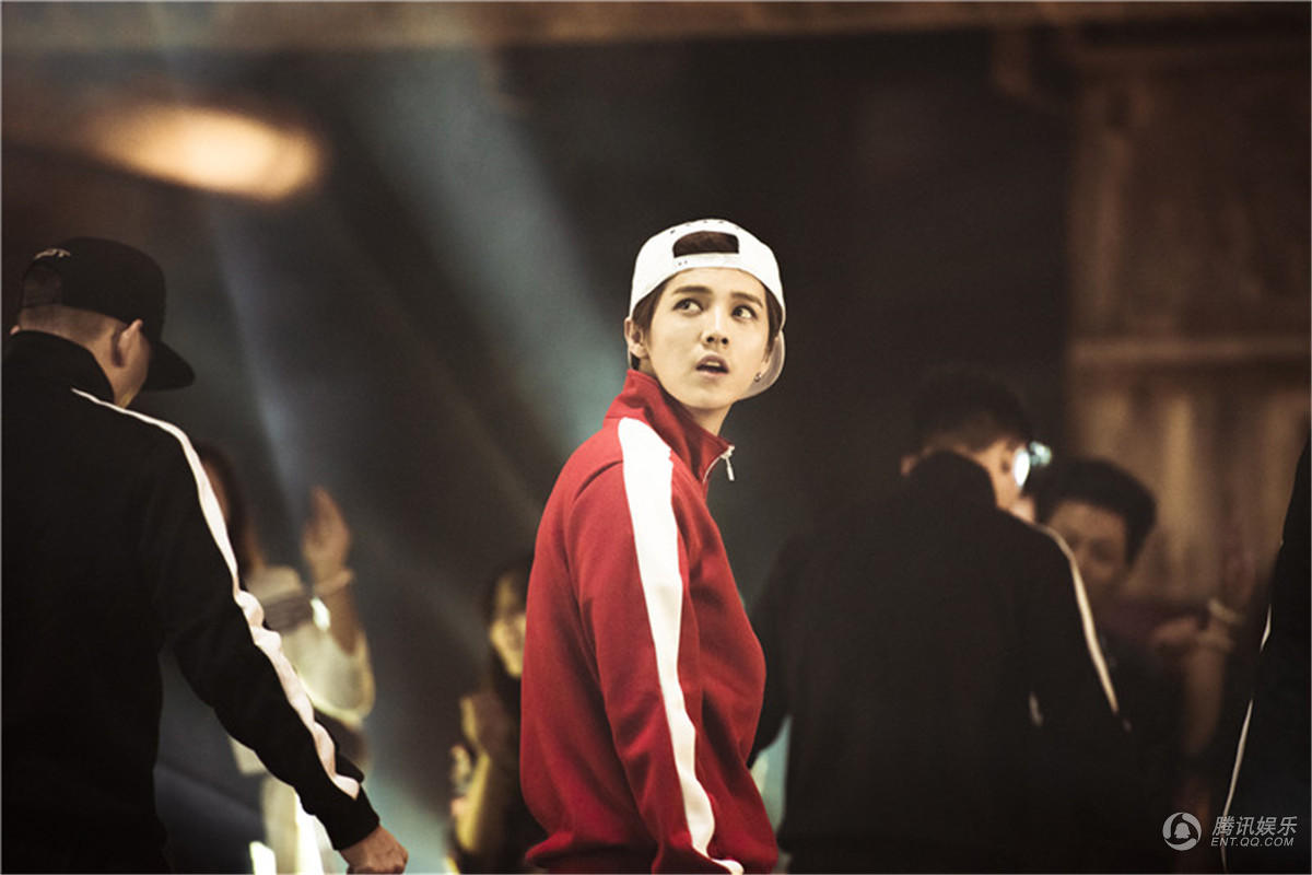 高清:鹿晗最新写真曝光 帅气烟熏一展舞姿