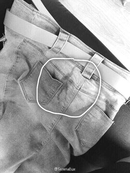 小白的裙子上被喷上不明液体.受访者供图  /   隐藏 查看图注