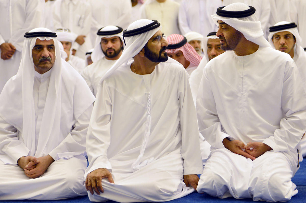 传统服装的人在迪拜emirati 库存图片. 图片 包括有 酋长管辖区, 走道, 地平线, 人员, 生活方式 - 211855589