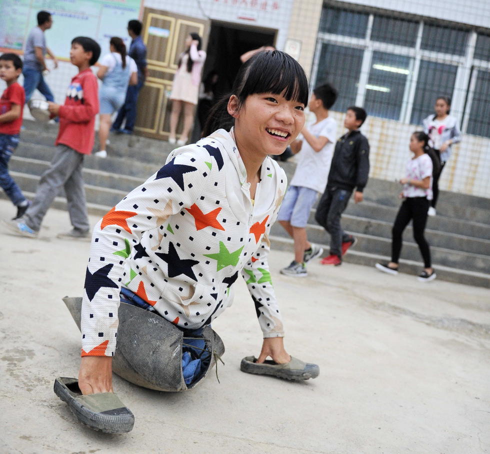 组图:女孩救母失去双腿 爬行12年坚韧求学