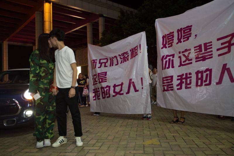 <em>90后CEO求婚</em>大一新生 多辆豪车现场奏乐_扬