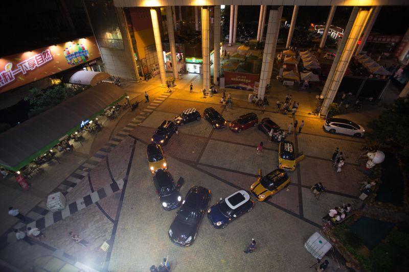 <em>90后CEO求婚</em>大一新生 多辆豪车现场奏乐_扬