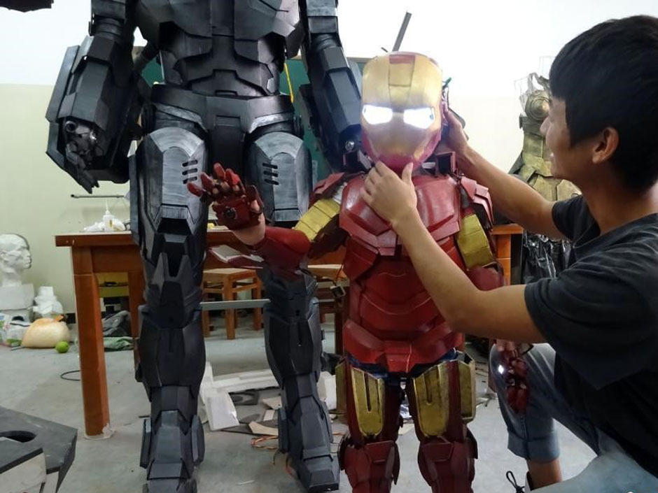 7米,现场有小朋友对儿童款机器人"铠甲"进行真人试穿.