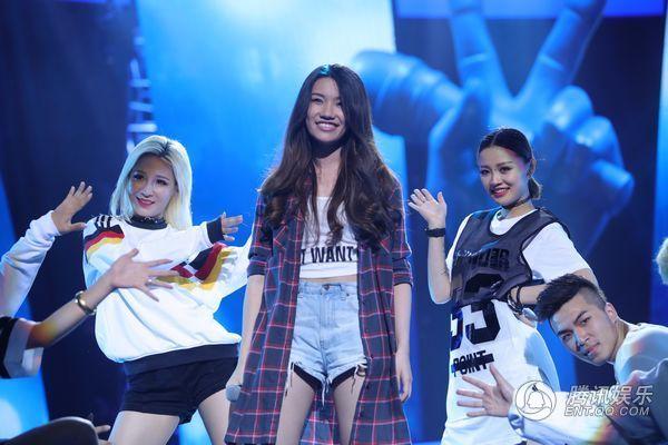 《好声音》中秋晚会追思姚贝娜 杰伦开场又压