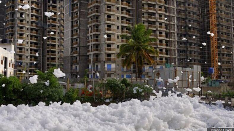 印度班加罗尔湖水溢出毒泡沫 如同满城飞雪(高清)